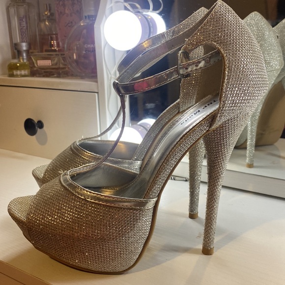 Silver 7.5 shoes Without a box - Picture 2 of 4